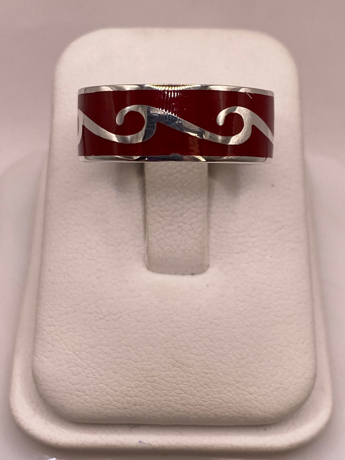 Anillo de Plata .925 con Coral Rojo – Diseño Ondas Elegantes — ángulo diagonal
