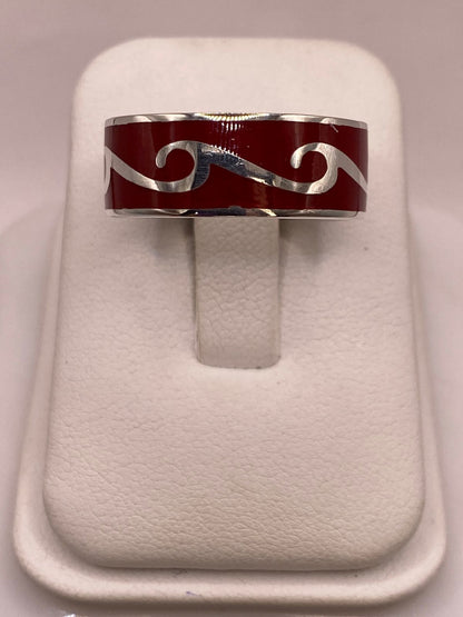 Anillo de Plata .925 con Coral Rojo – Diseño Ondas Elegantes — ángulo diagonal
