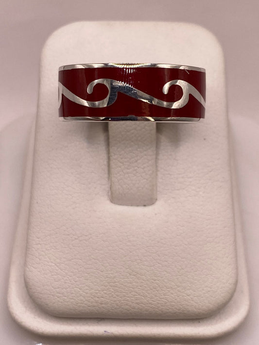 Anillo de Plata .925 con Coral Rojo – Diseño Ondas Elegantes — ángulo diagonal