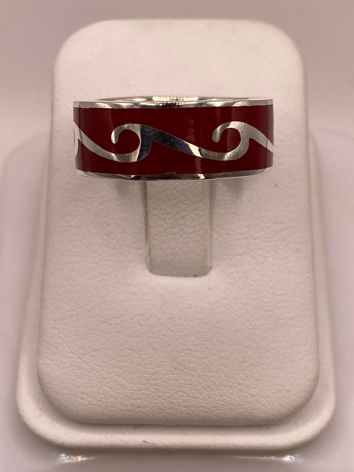 Anillo de Plata .925 con Coral Rojo – Diseño Ondas Elegantes, vista lateral