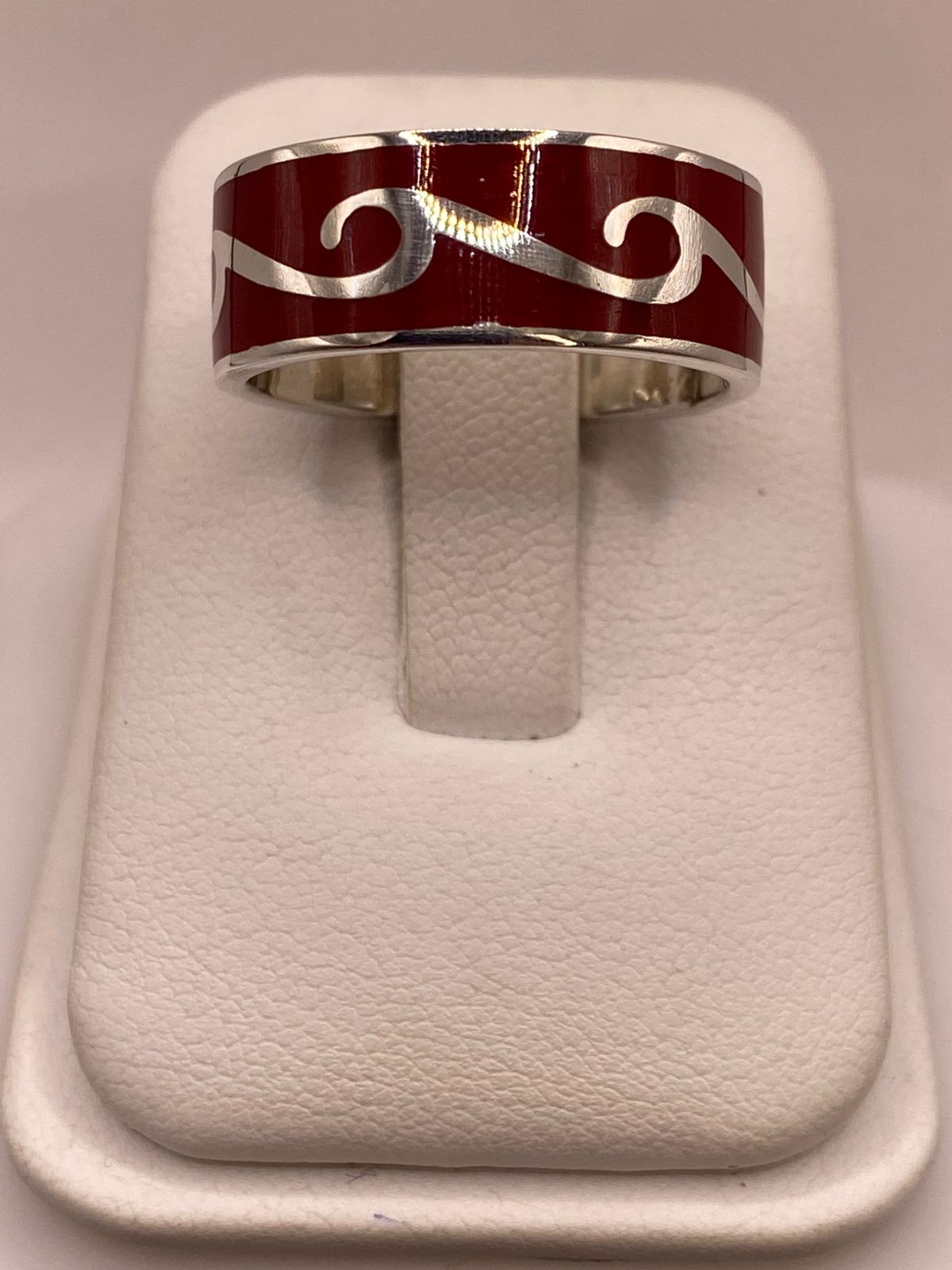 Anillo de Plata .925 con Coral Rojo – Diseño Ondas Elegantes, vista de detalle
