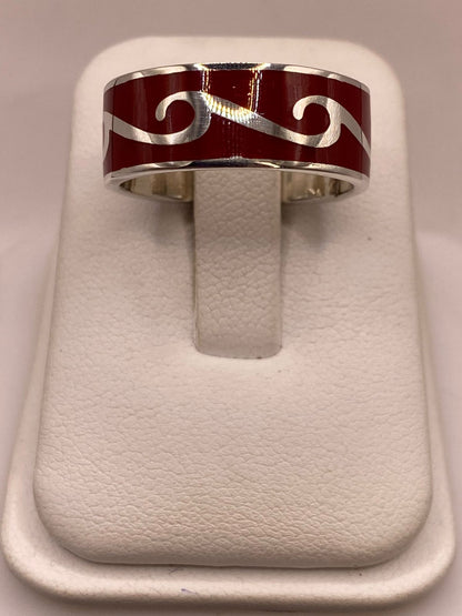 Anillo de Plata .925 con Coral Rojo – Diseño Ondas Elegantes, vista de detalle