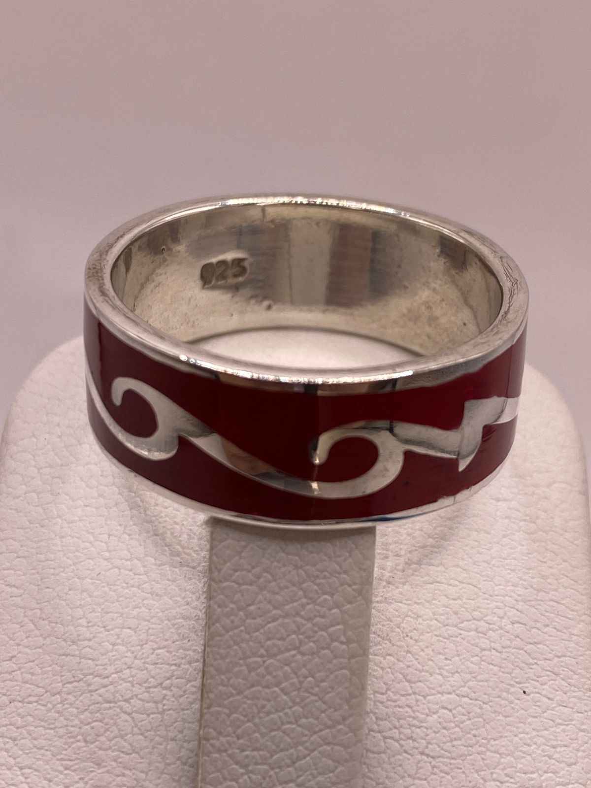 Anillo de Plata .925 con Coral Rojo – Diseño Ondas Elegantes, sello de autenticidad Plata Ley .925