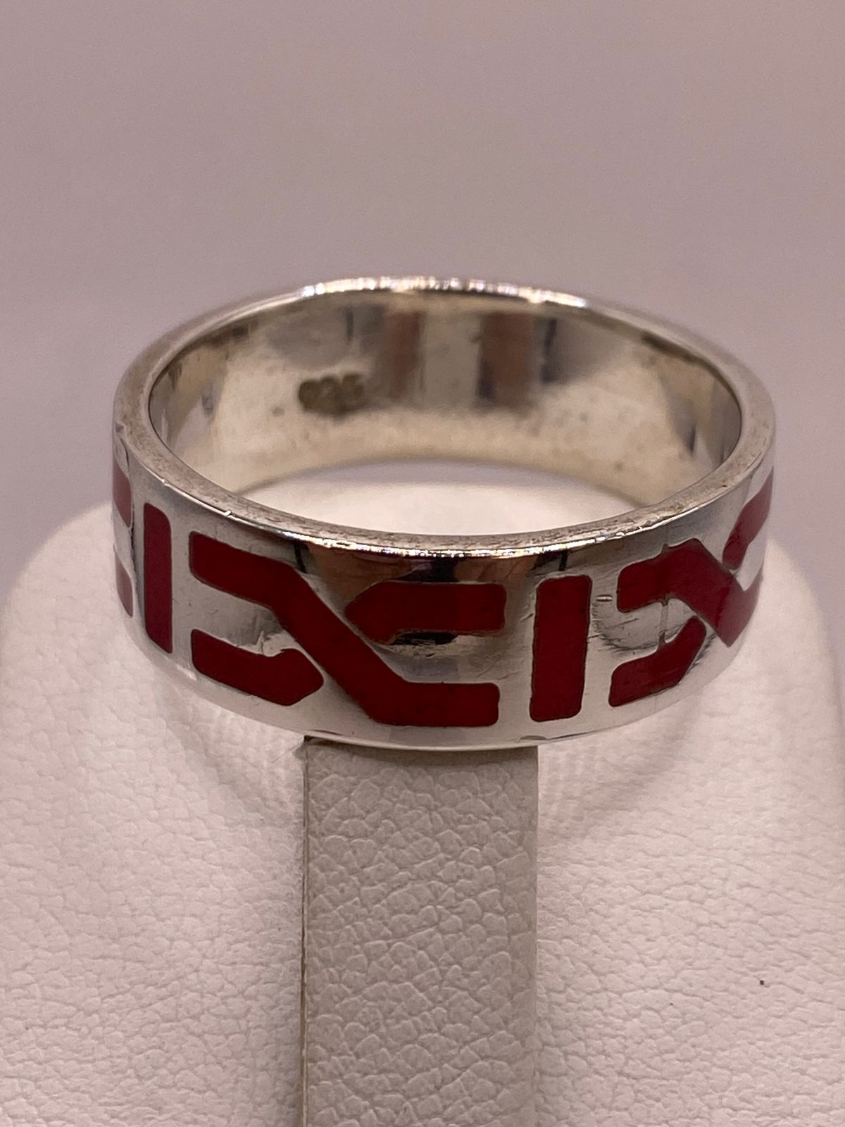 Anillo de Plata .925 con Coral Rojo – Diseño Geométrico Contemporáneo, sello de autenticidad Plata Ley .925
