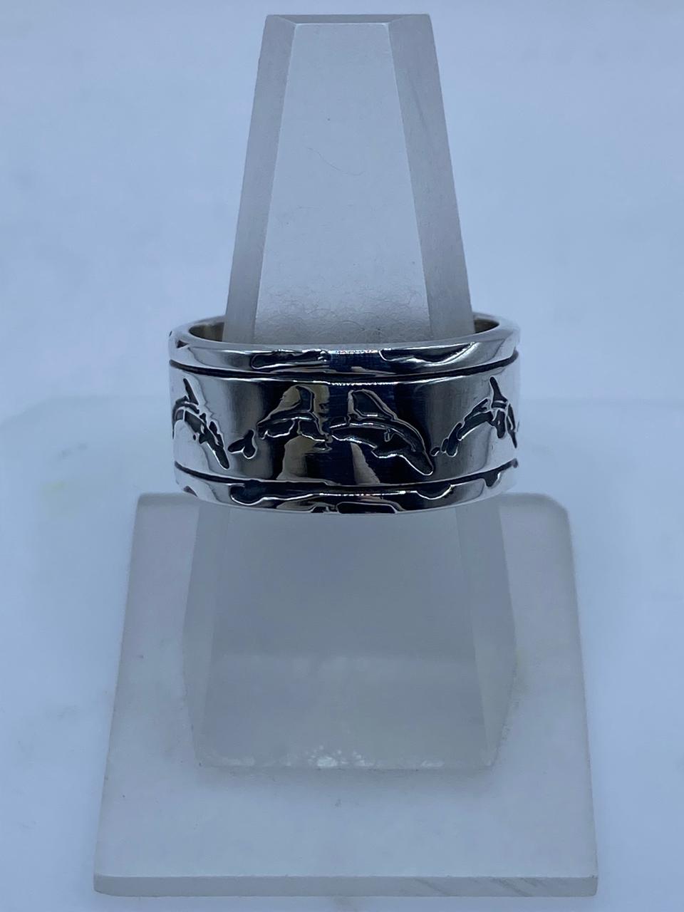Anillo de Plata 925 con Diseño de Delfines – Banda Ancha — vista lateral