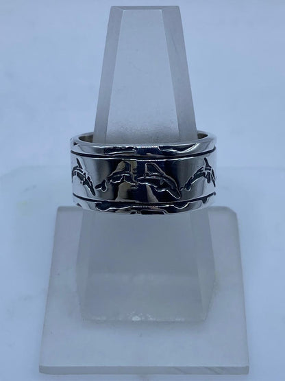 Anillo de Plata 925 con Diseño de Delfines – Banda Ancha — vista lateral