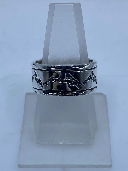 Anillo de Plata 925 con Diseño de Delfines – Banda Ancha — vista lateral