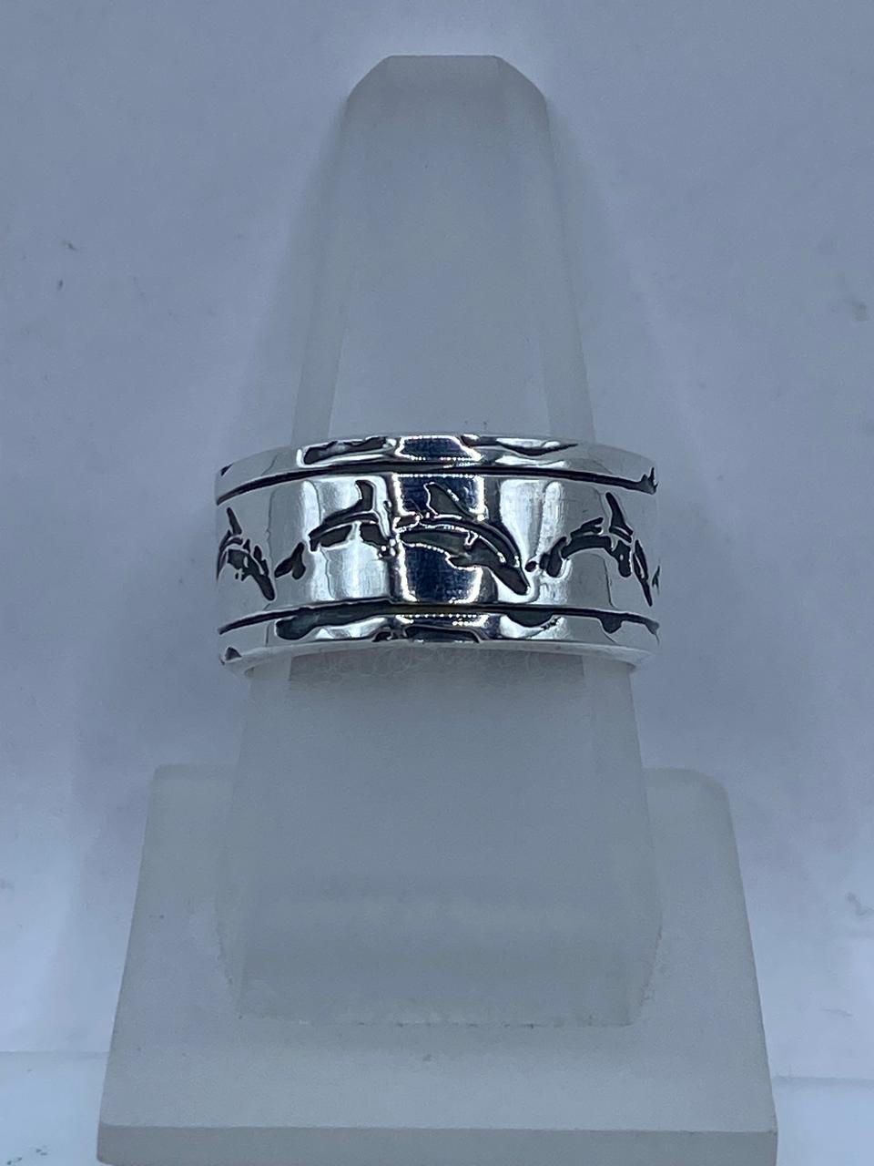 Anillo de Plata 925 con Diseño de Delfines – Banda Ancha, vista frontal