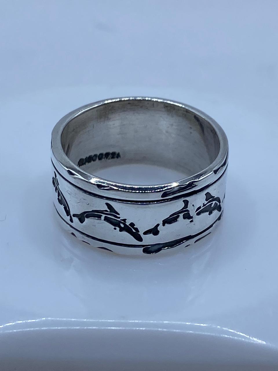 Anillo de Plata 925 con Diseño de Delfines – Banda Ancha, sello de autenticidad Plata Ley .925