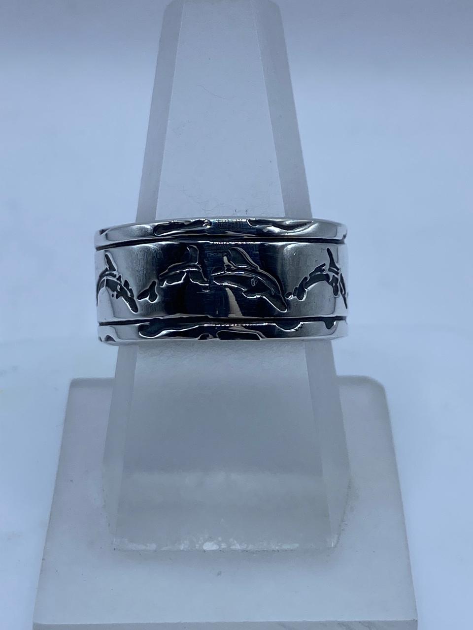 Anillo de Plata 925 con Diseño de Delfines – Banda Ancha, vista lateral