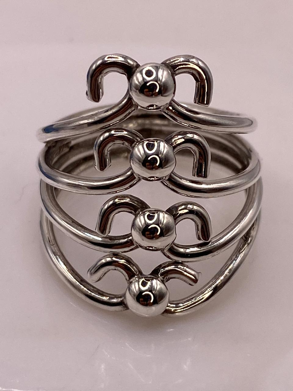 Anillo de Plata .925 Diseño Escalonado con Esferas, vista posterior