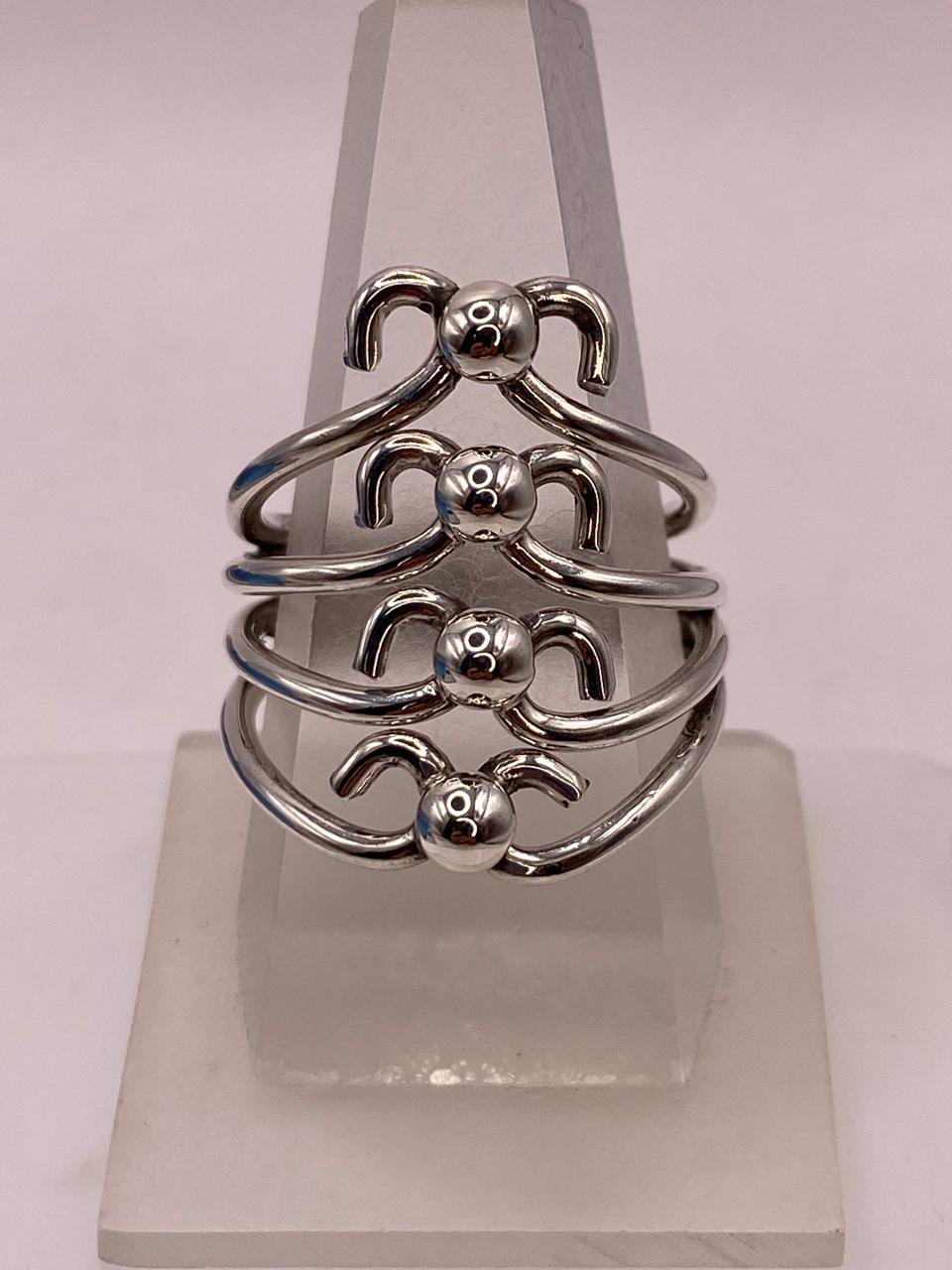 Anillo de Plata .925 Diseño Escalonado con Esferas, vista frontal