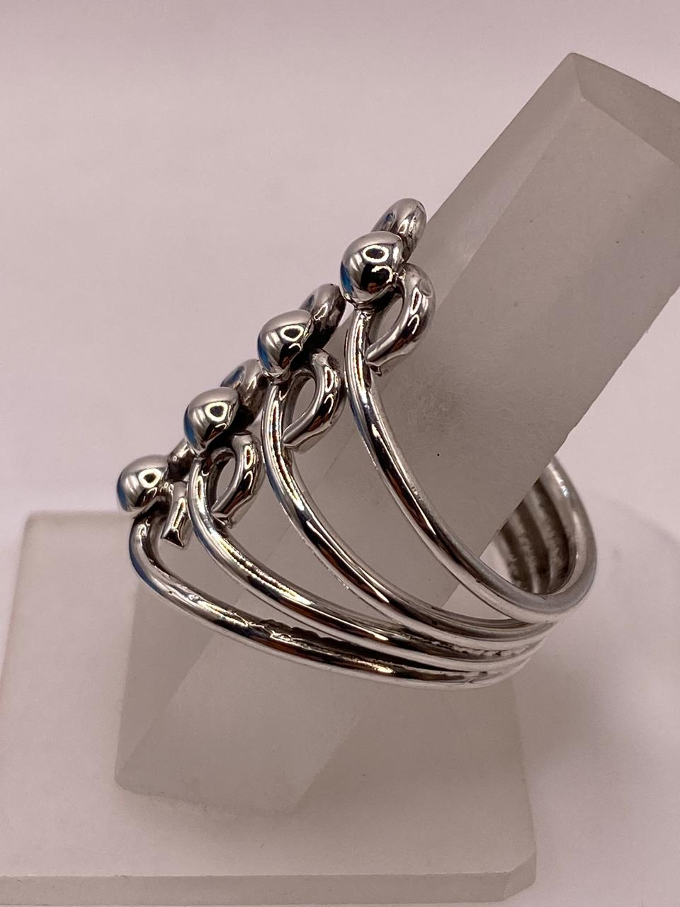 Anillo de Plata .925 Diseño Escalonado con Esferas, vista de detalle