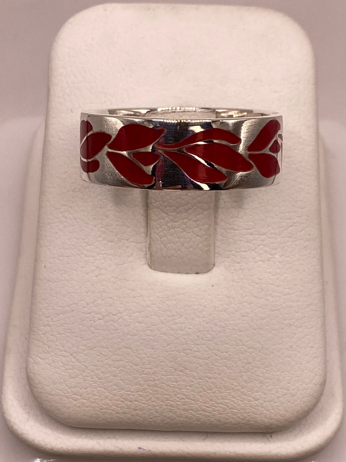 Anillo de Plata .925 con Diseño de Hojas Decorativas, vista de detalle