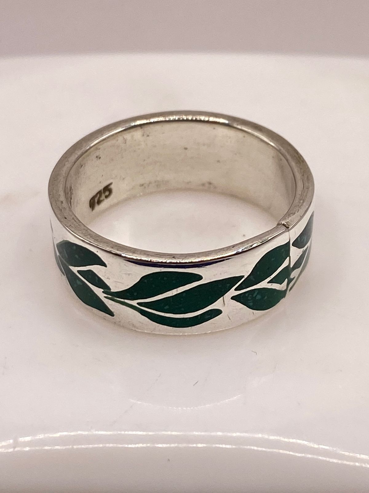 Anillo de Plata .925 con Diseño de Hojas y Motivo Floral, sello de autenticidad Plata Ley .925