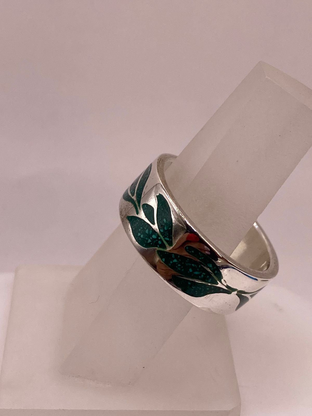 Anillo de Plata .925 con Diseño de Hojas y Motivo Floral, vista lateral