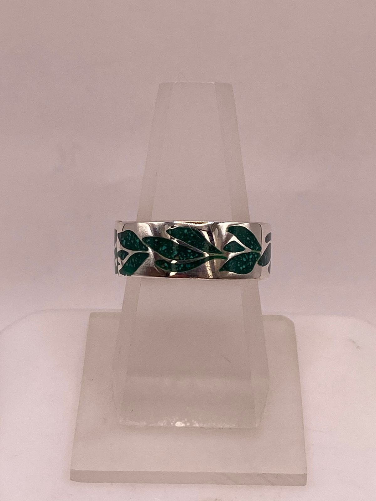 Anillo de Plata .925 con Diseño de Hojas y Motivo Floral, vista de detalle