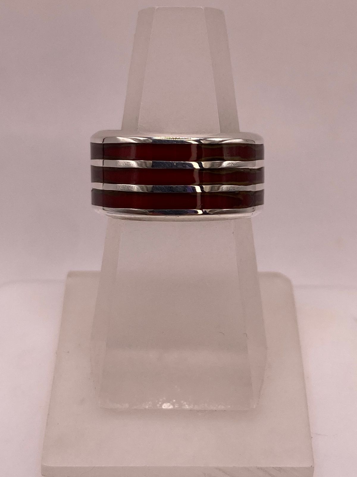 Anillo de Plata .925 con Diseño de Líneas Modernas, vista lateral
