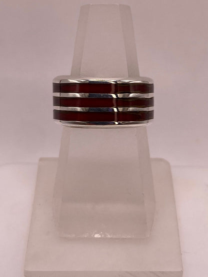 Anillo de Plata .925 con Diseño de Líneas Modernas, vista lateral