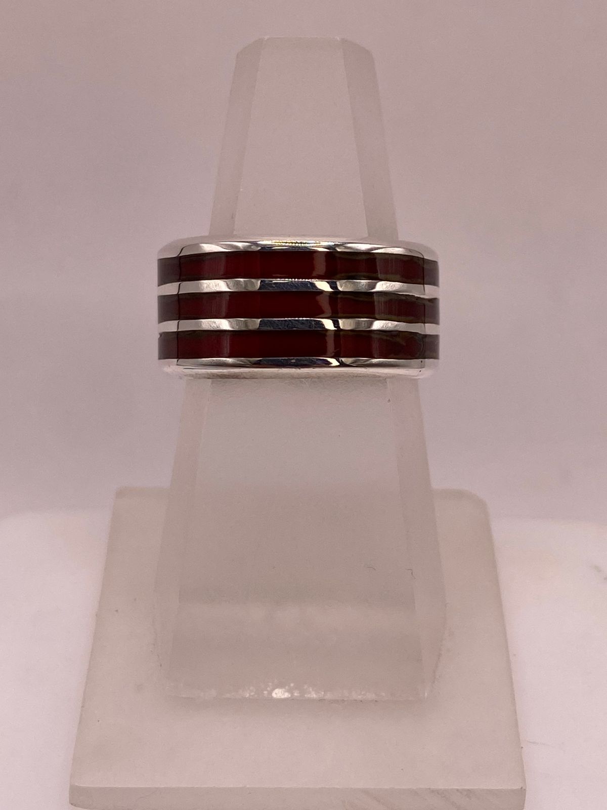 Anillo de Plata .925 con Diseño de Líneas Modernas — ángulo diagonal