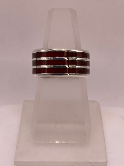 Anillo de Plata .925 con Diseño de Líneas Modernas — ángulo diagonal