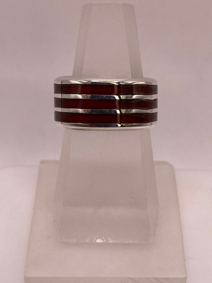 Anillo de Plata .925 con Diseño de Líneas Modernas, vista de detalle