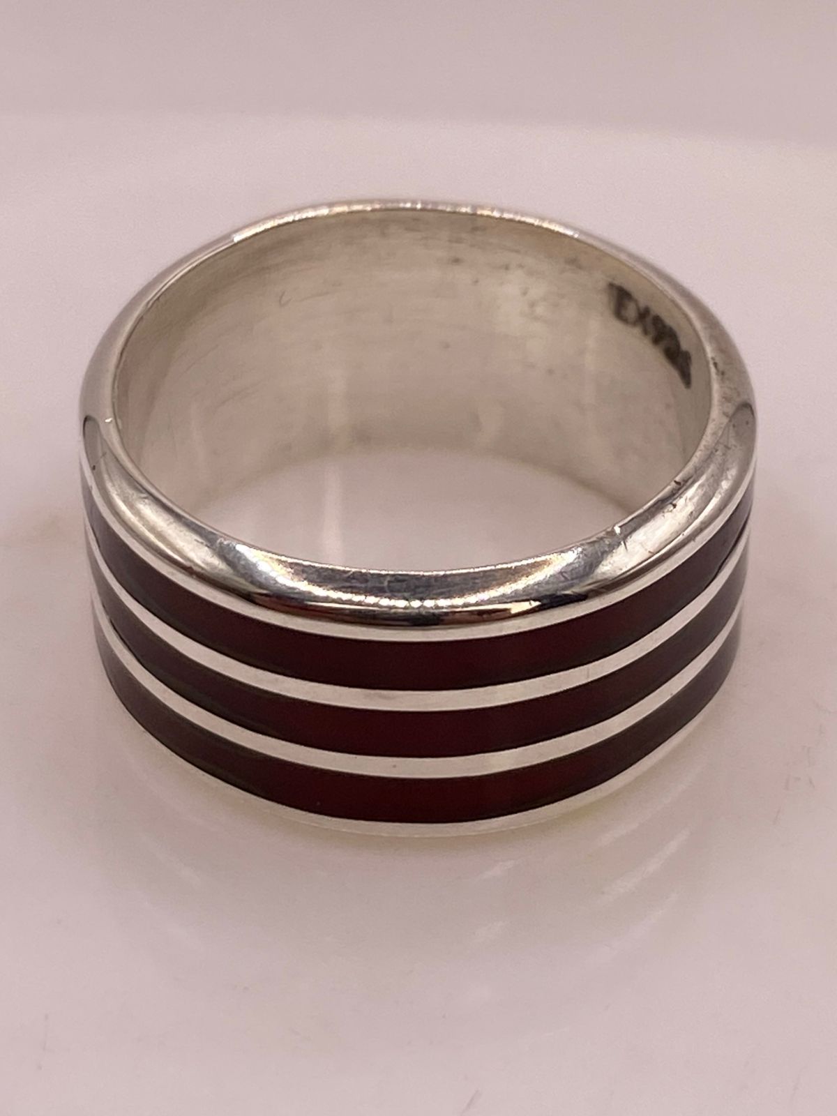 Anillo de Plata .925 con Diseño de Líneas Modernas, sello de autenticidad Plata Ley .925