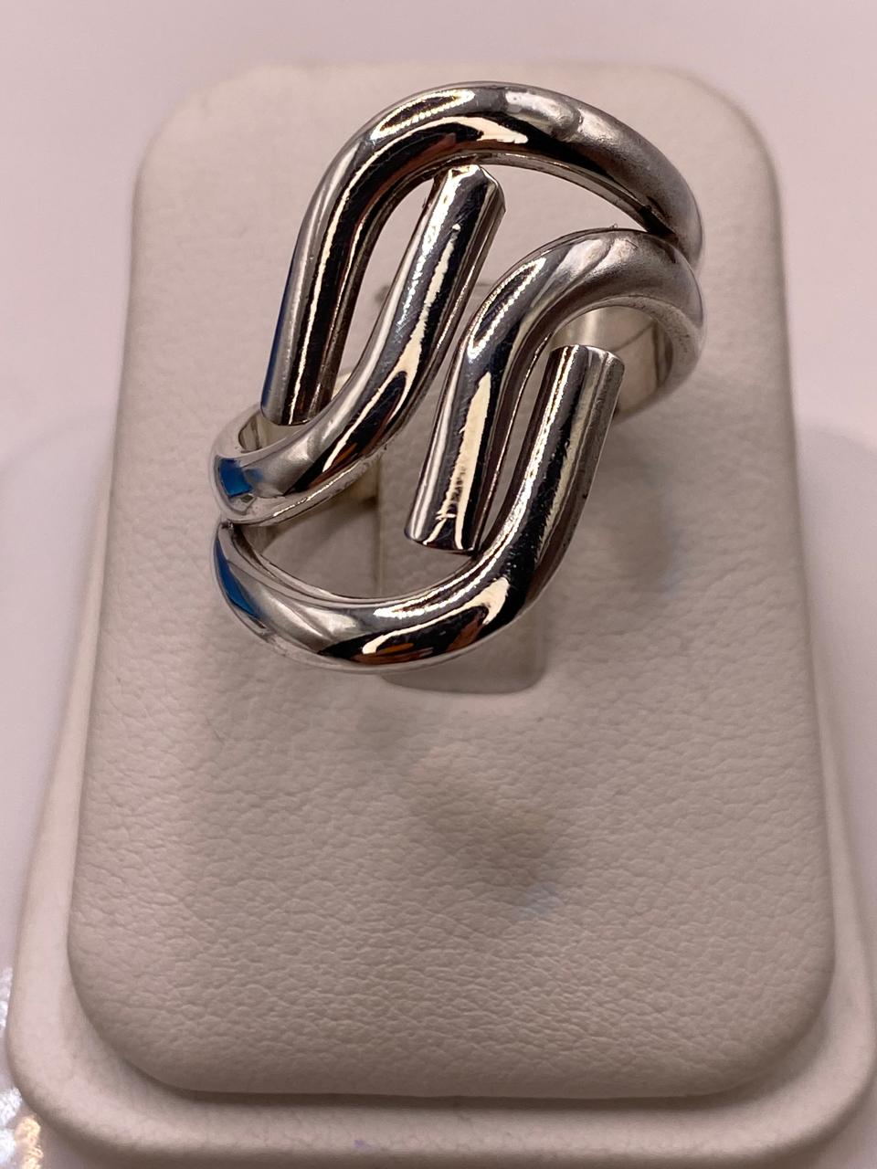Anillo de Plata .925 con Diseño Ondulado Moderno en báscula mostrando peso