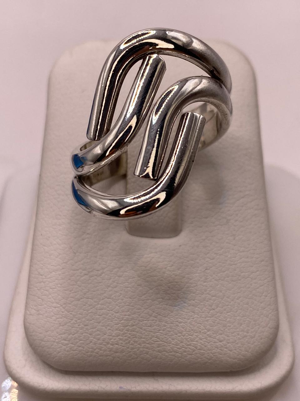 Anillo de Plata .925 con Diseño Ondulado Moderno, vista frontal