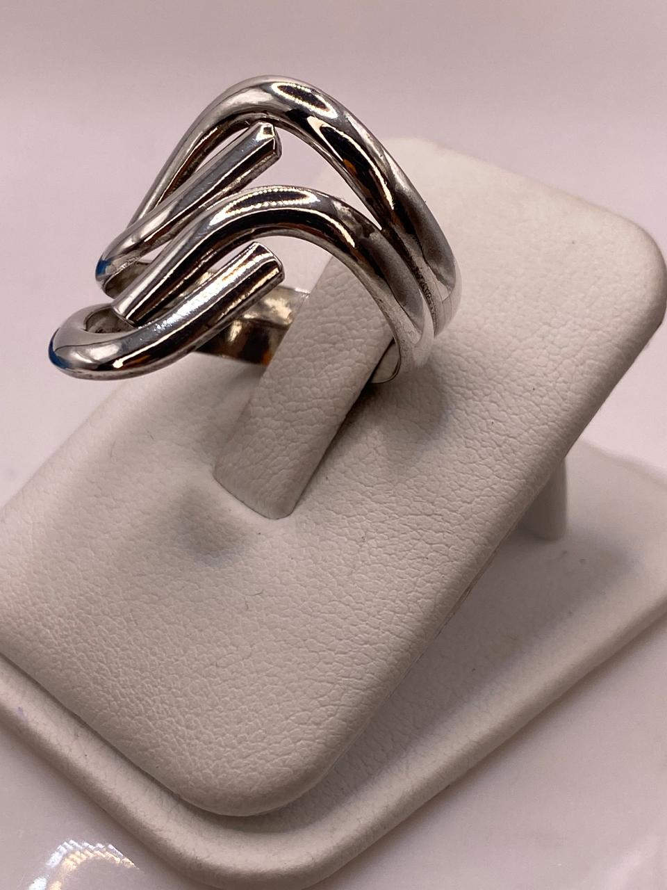 Anillo de Plata .925 con Diseño Ondulado Moderno, vista lateral