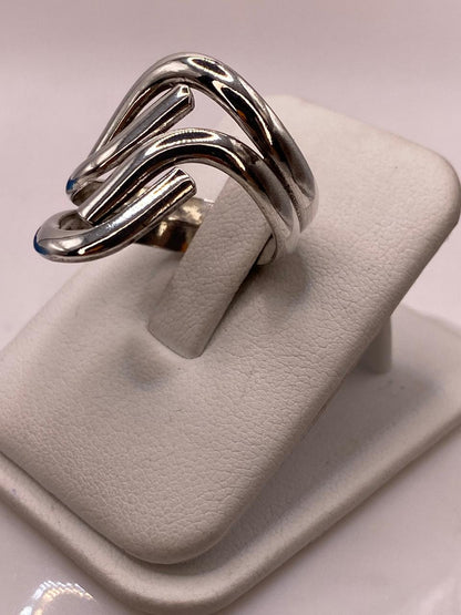 Anillo de Plata .925 con Diseño Ondulado Moderno, vista lateral