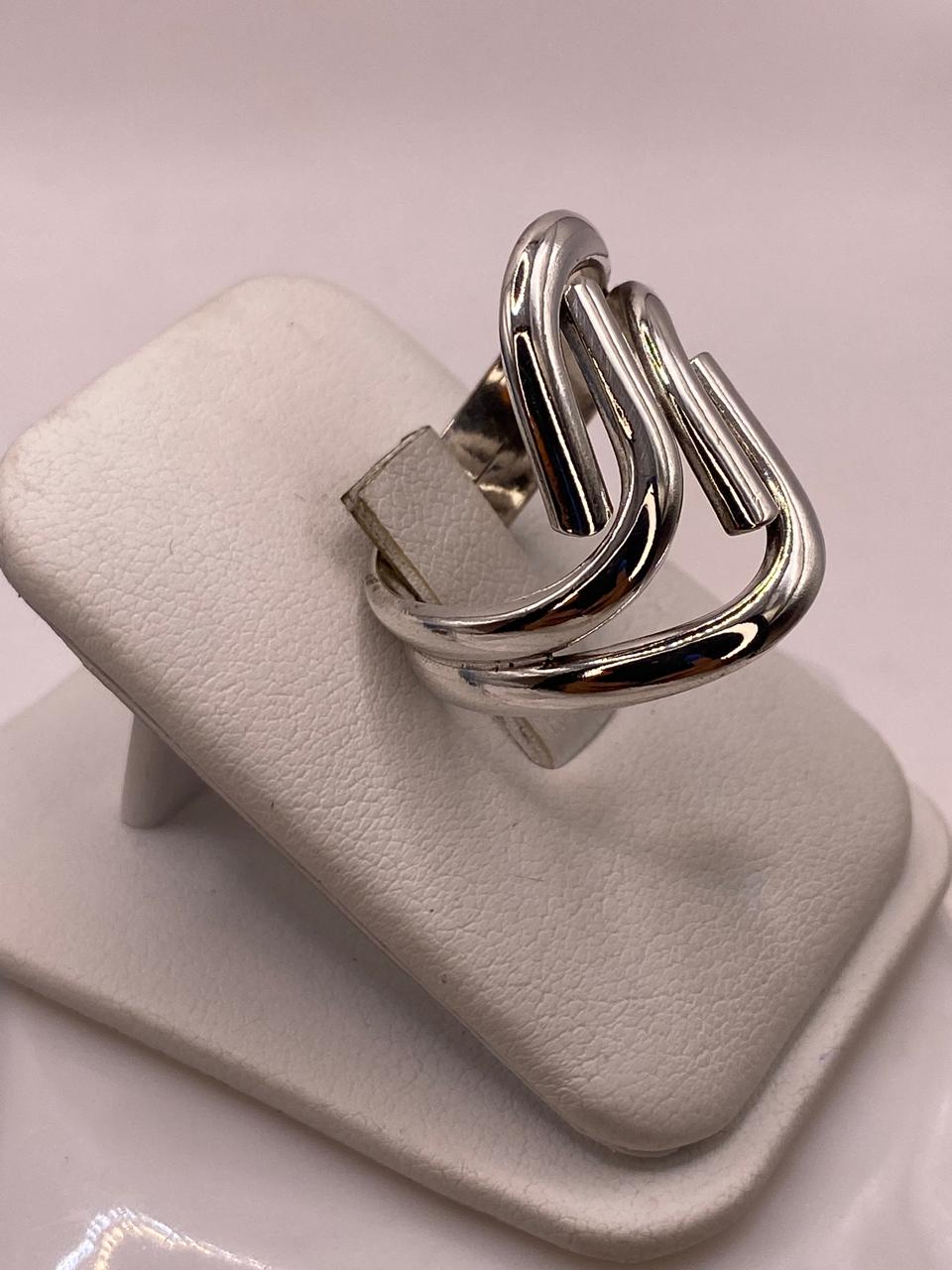 Anillo de Plata .925 con Diseño Ondulado Moderno, vista de detalle