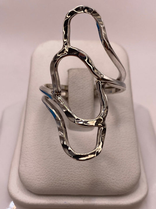 Anillo de Plata .925 con Diseño Orgánico Geométrico y Acabado Martillado, vista frontal