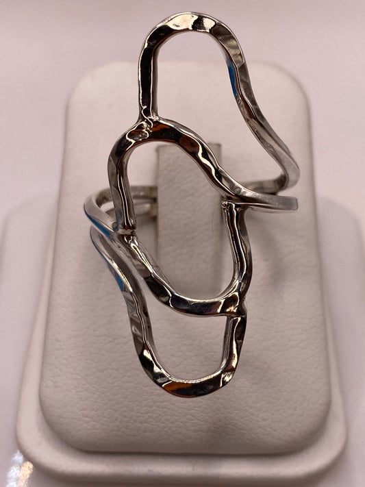 Anillo de Plata .925 con Diseño Orgánico Geométrico y Acabado Martillado — ángulo diagonal