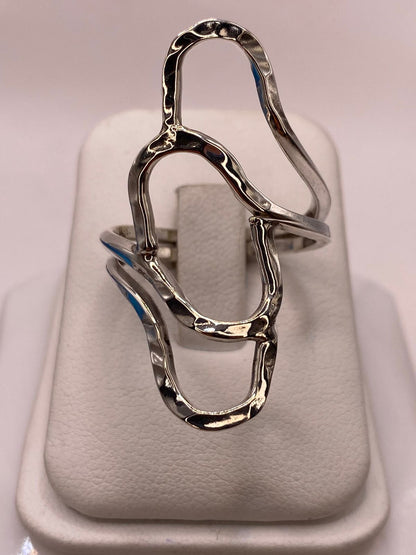 Anillo de Plata .925 con Diseño Orgánico Geométrico y Acabado Martillado, vista de detalle