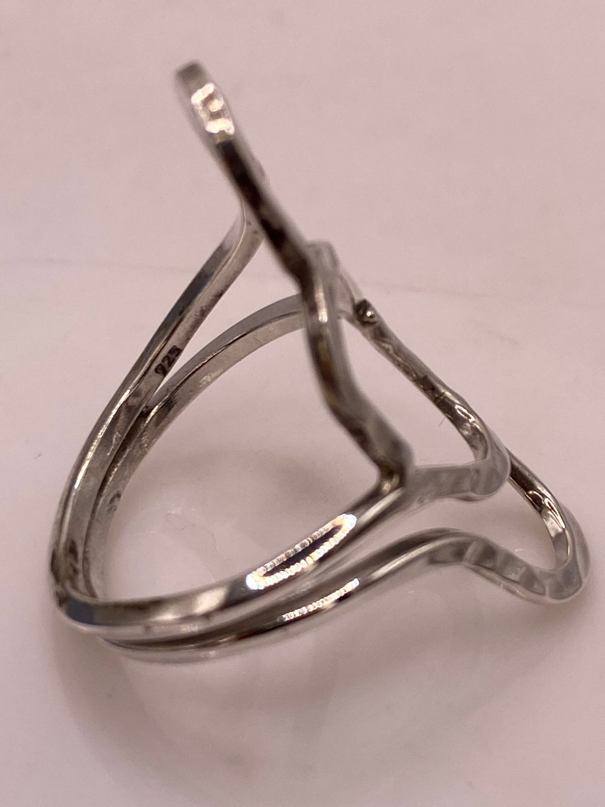 Anillo de Plata .925 con Diseño Orgánico Geométrico y Acabado Martillado, sello de autenticidad Plata Ley .925