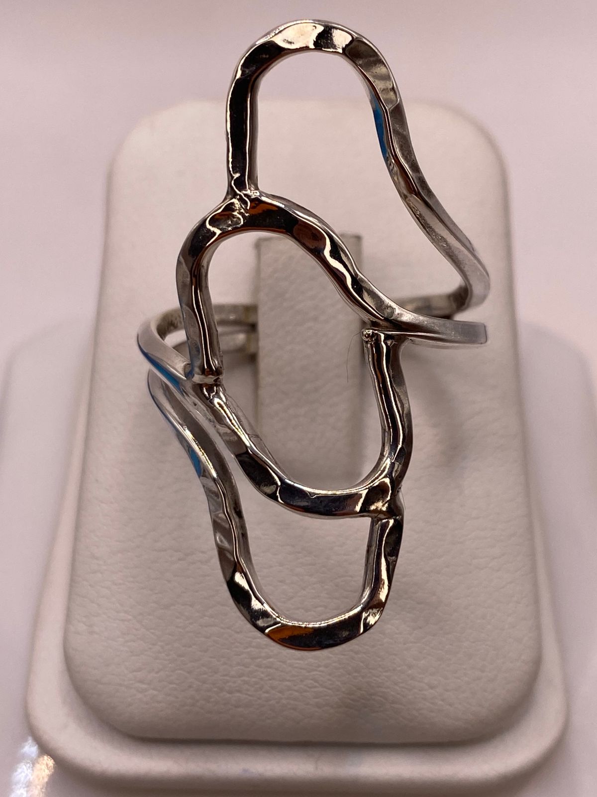 Anillo de Plata .925 con Diseño Orgánico Geométrico y Acabado Martillado, vista frontal