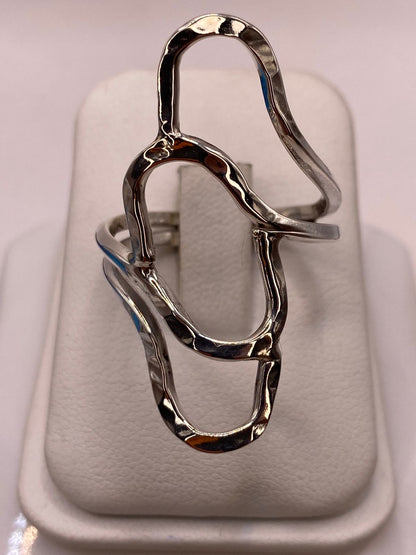 Anillo de Plata .925 con Diseño Orgánico Geométrico y Acabado Martillado, vista frontal