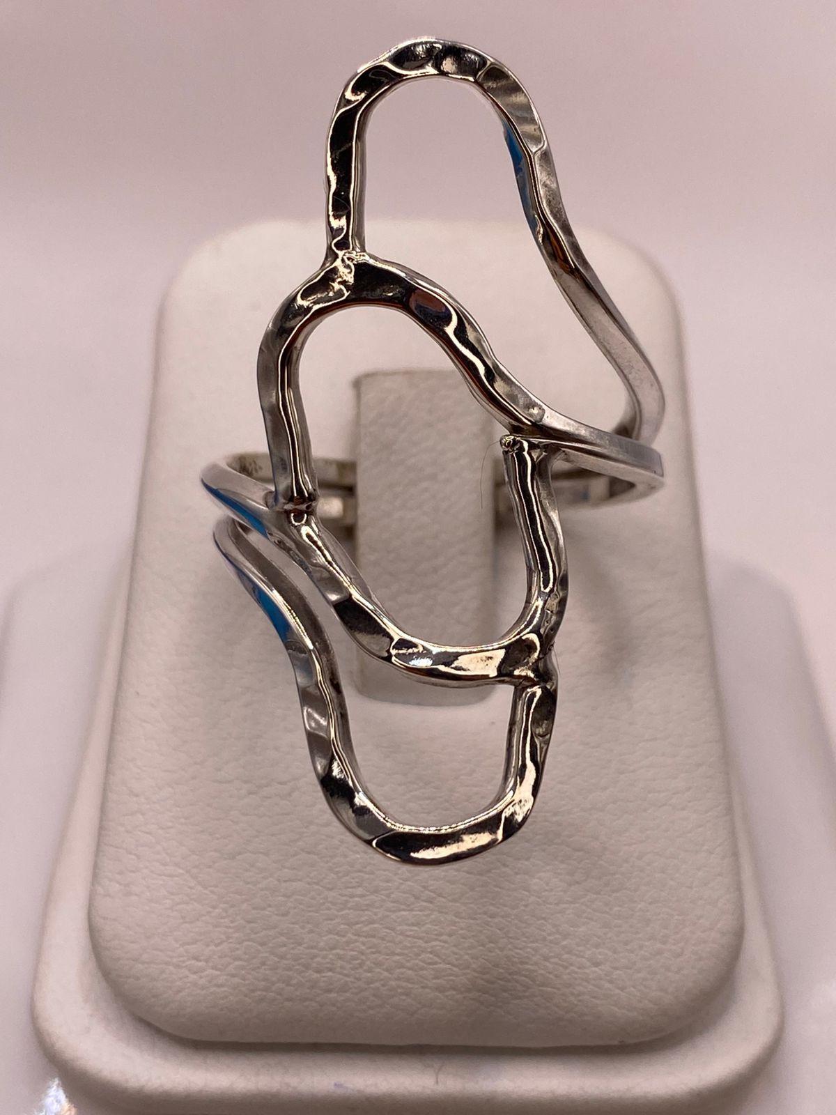 Anillo de Plata .925 con Diseño Orgánico Geométrico y Acabado Martillado — ángulo diagonal