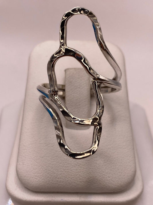 Anillo de Plata .925 con Diseño Orgánico Geométrico y Acabado Martillado — ángulo diagonal