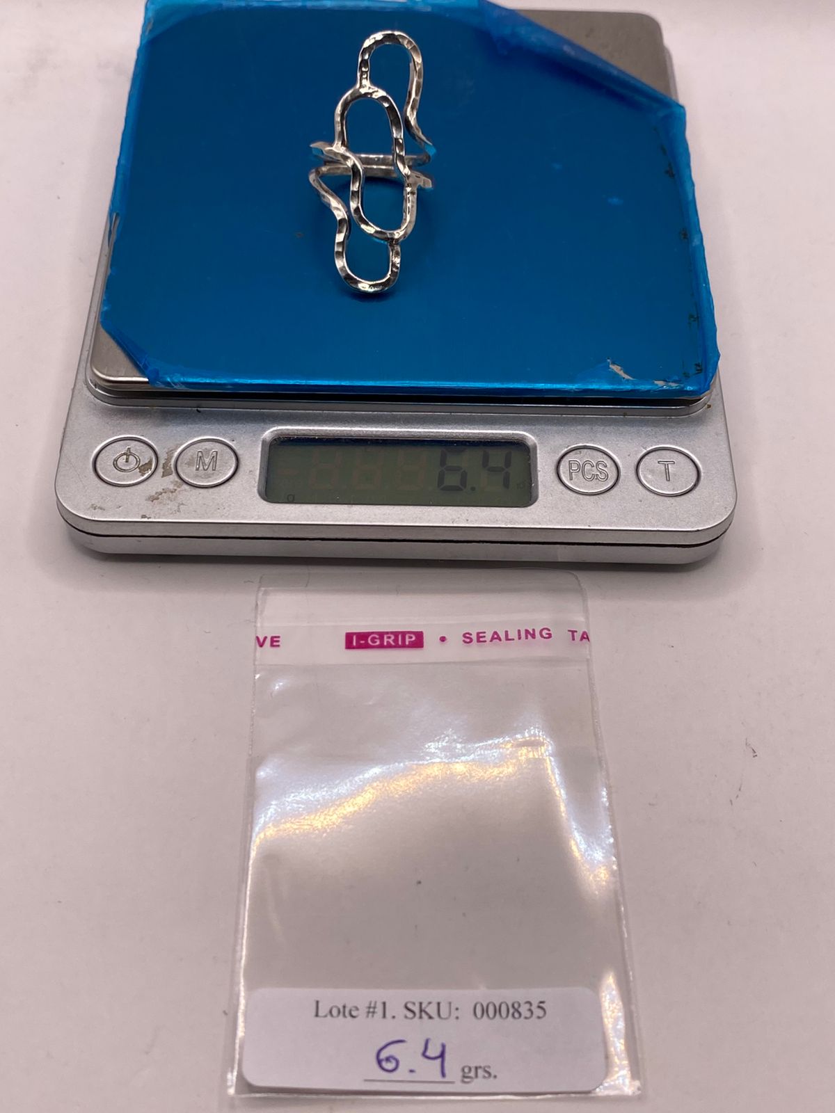 Anillo de Plata .925 con Diseño Orgánico Geométrico y Acabado Martillado, peso en gramos (báscula)