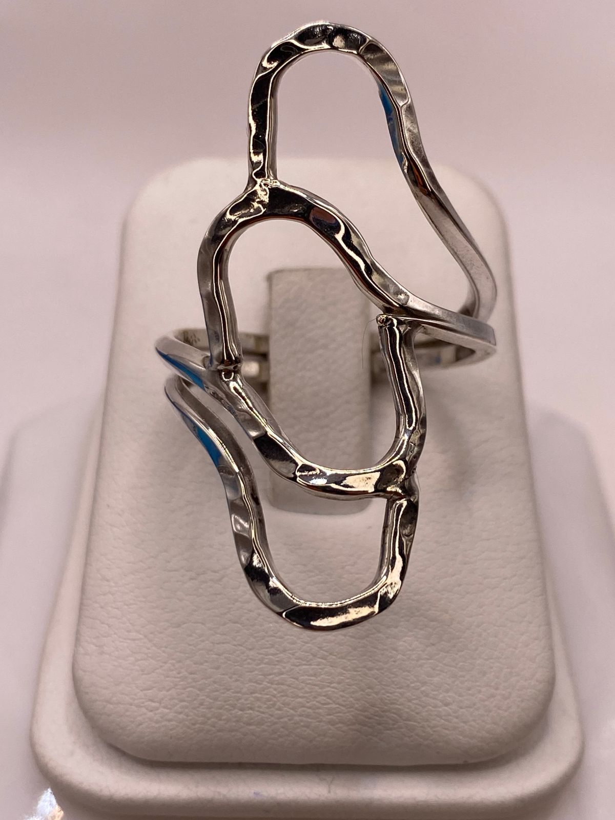 Anillo de Plata .925 con Diseño Orgánico Geométrico y Acabado Martillado, vista lateral