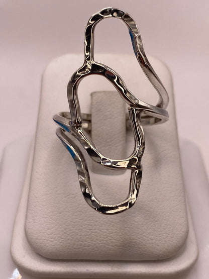 Anillo de Plata .925 con Diseño Orgánico Geométrico y Acabado Martillado, vista lateral