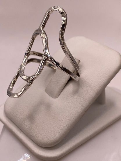 Anillo de Plata .925 con Diseño Orgánico Geométrico y Acabado Martillado, vista de detalle