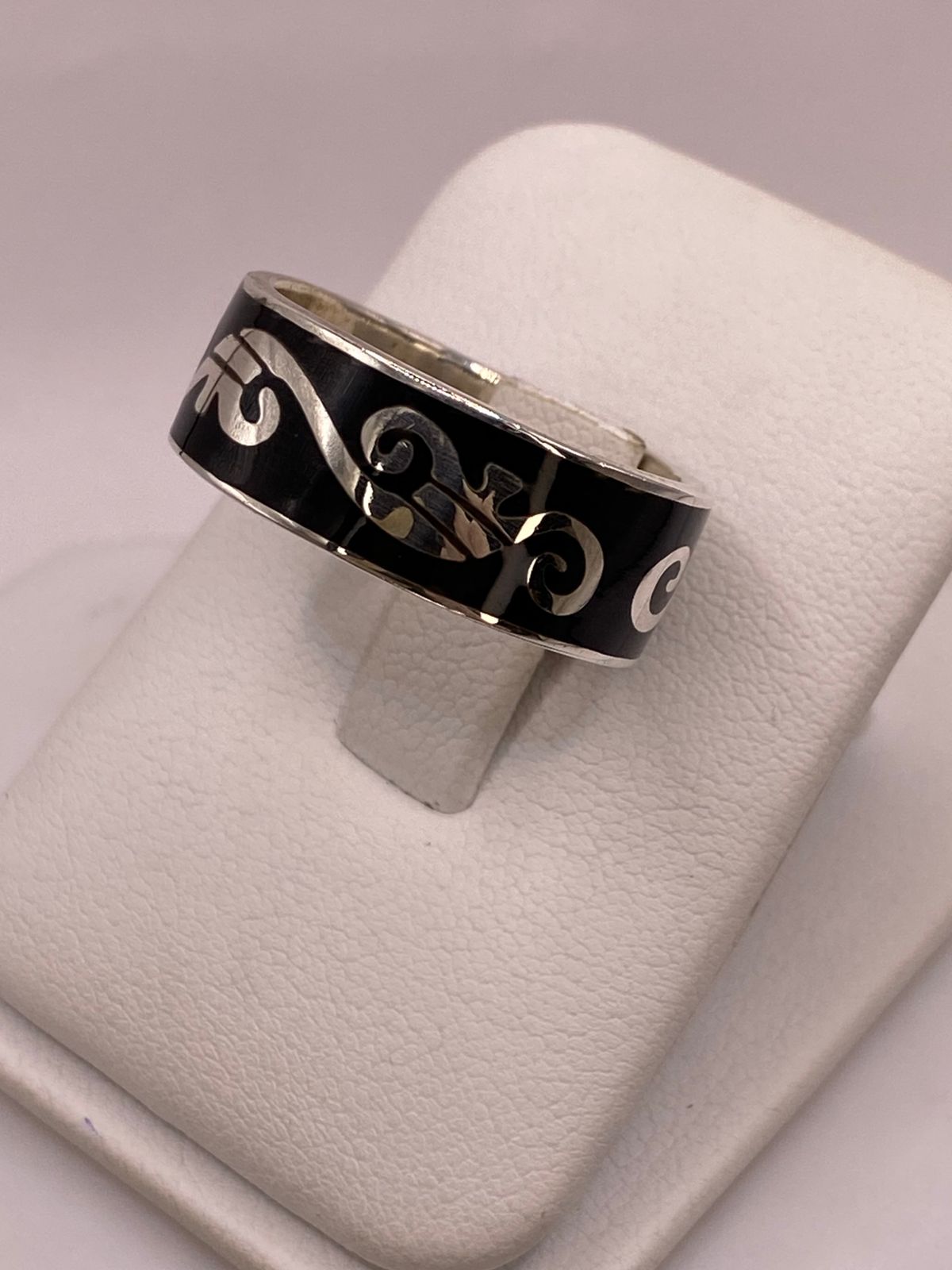 Anillo de Plata .925 con Greca Ornamentada, vista lateral