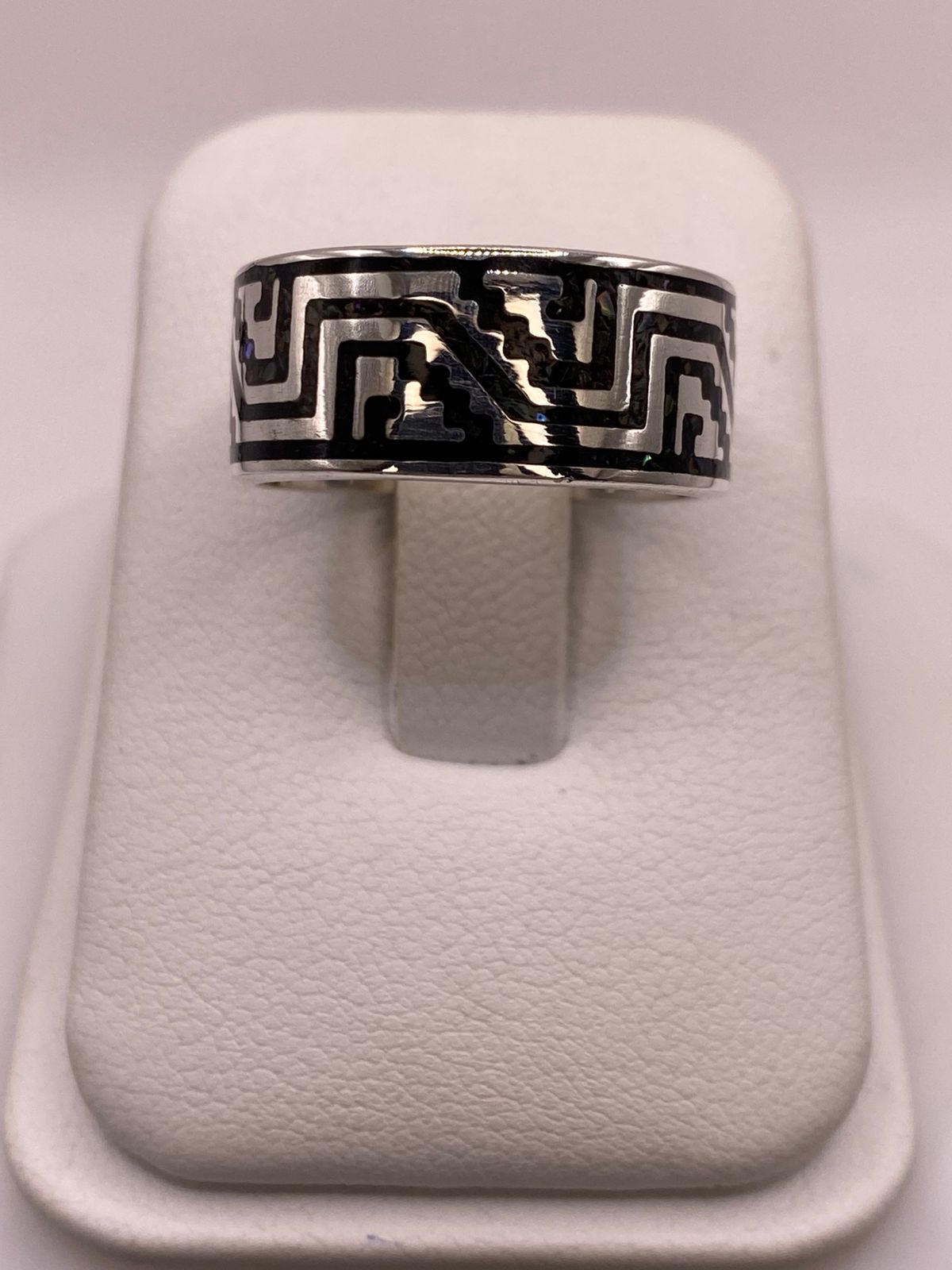 Anillo de Plata .925 con Greca Prehispánica y Obsidiana — vista lateral