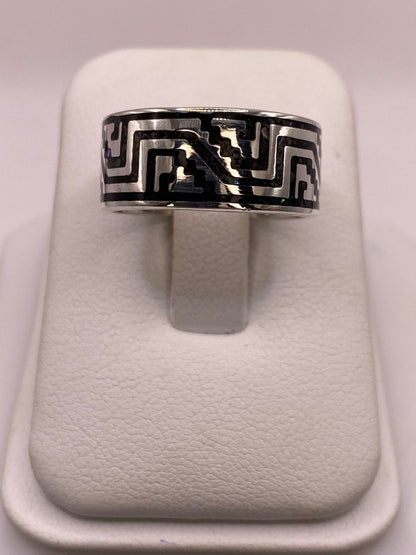 Anillo de Plata .925 con Greca Prehispánica y Obsidiana — vista lateral