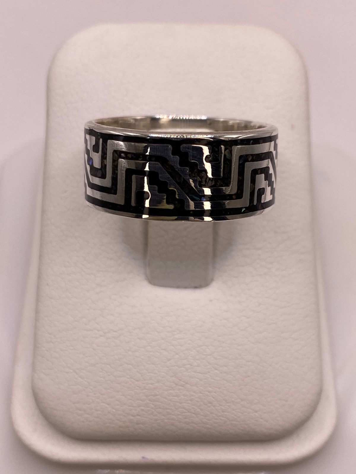 Anillo de Plata .925 con Greca Prehispánica y Obsidiana, vista frontal