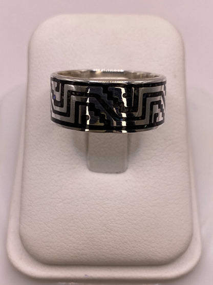 Anillo de Plata .925 con Greca Prehispánica y Obsidiana, vista frontal