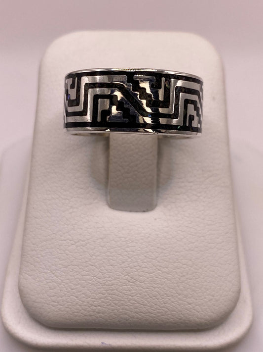 Anillo de Plata .925 con Greca Prehispánica y Obsidiana — vista lateral